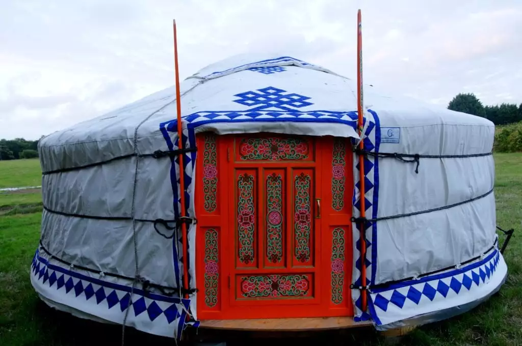 La yourte orange est la plus flashie. Yourtes et roulotte de la LAÏTA: " les yourtes mongoles"