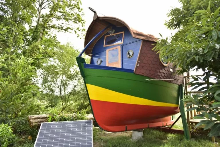 Véritable bateau de pêche, sauvé de la destruction. C'est maintenant un gite insolite et écologique. Location écologique et Hébergements Insolites Finistère sud Bretagne: le bateau gite.