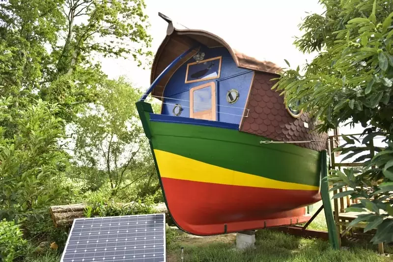 bateau gite : un ancien fileyeur-caseyeur conçu à Concarneau bateau gite insolite "le Kastel Vras"