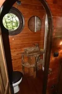 Wc, lavabo et douche dans la roulotte gitane la salle d'eau de la roulotte Finistère