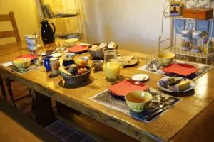 Bed & Breakfast Bretagne: ein großer Frühstückstisch Bed & Breakfast Finistère Sud: Der Frühstückstisch