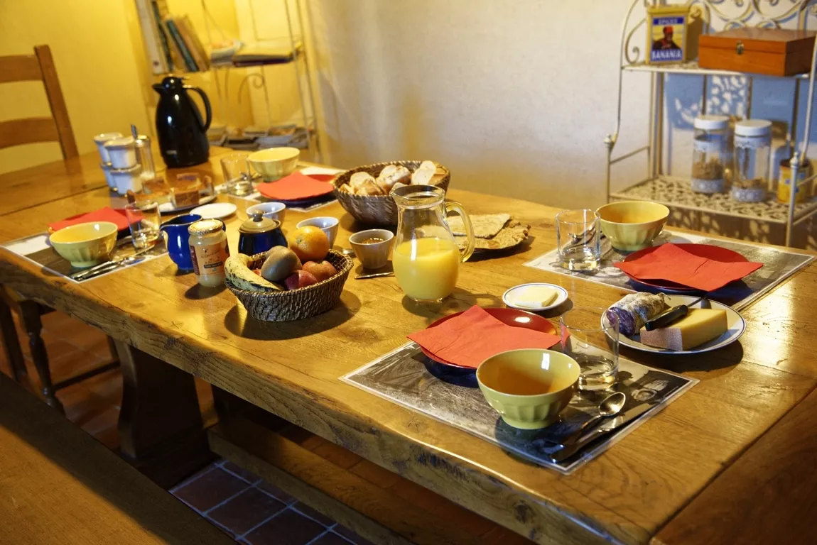 chambres d'hôtes Bretagne : petit déjeuner chambres d'hôtes finistère sud : la table du petit déjeuner