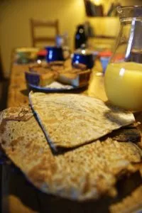 petit déjeuner aux chambres d'hôtes Finistère : des crêpes et du caramel au beurre salé maison Crêpes maison et far breton