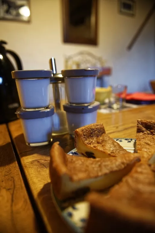 chambres d'hôtes bretagne : petit déjeuner avec far breton et yaourts maison chambres d'hôtes bretagne sud un petit déjeuner copieux