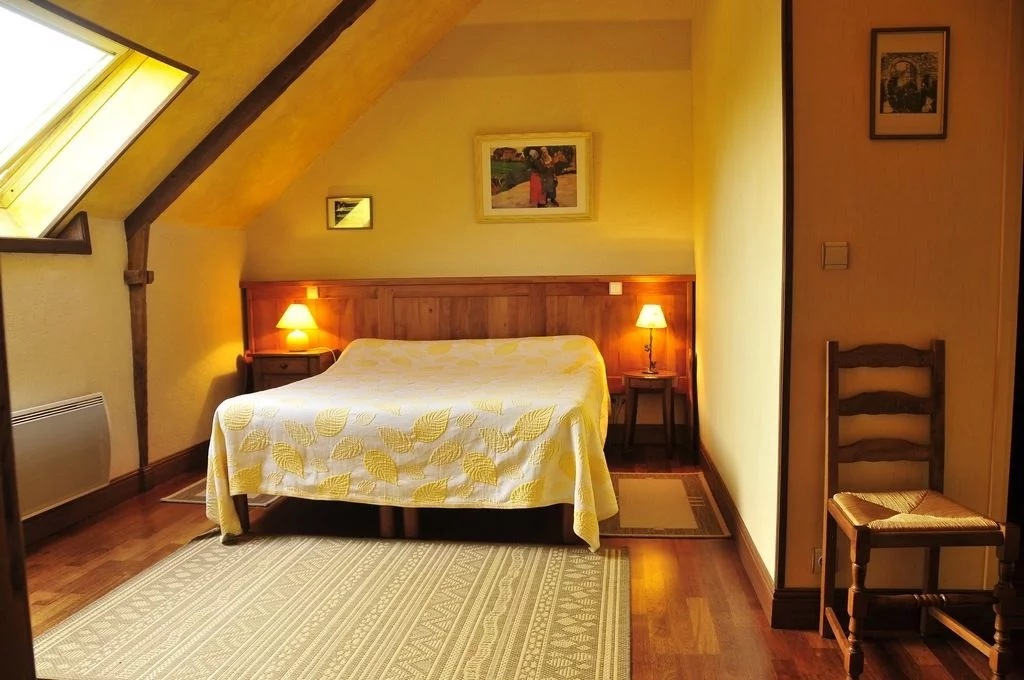 grand lit 2 m en location de chambres d'hôtes en bord de mer, ici la chambre jaune