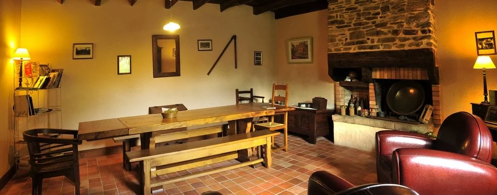 La salle du petit déjeuner au vieux moulin clohars-carnoet Location de chambres d'hôtes en bord de mer : la salle du petit déjeuner.
