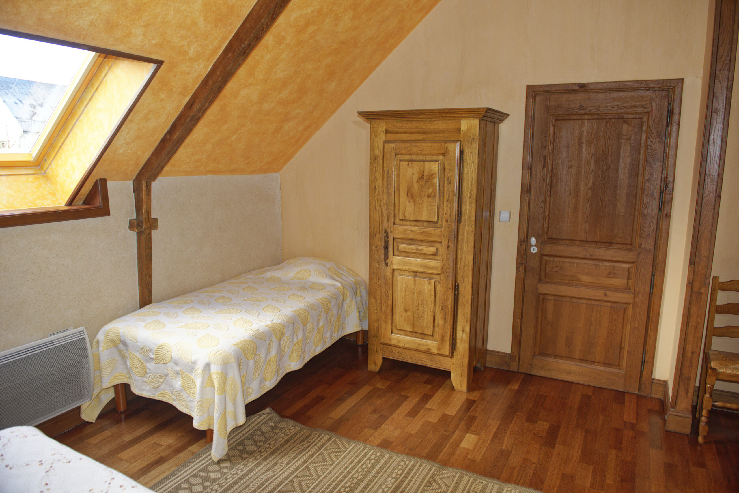 homme debout chambre orange