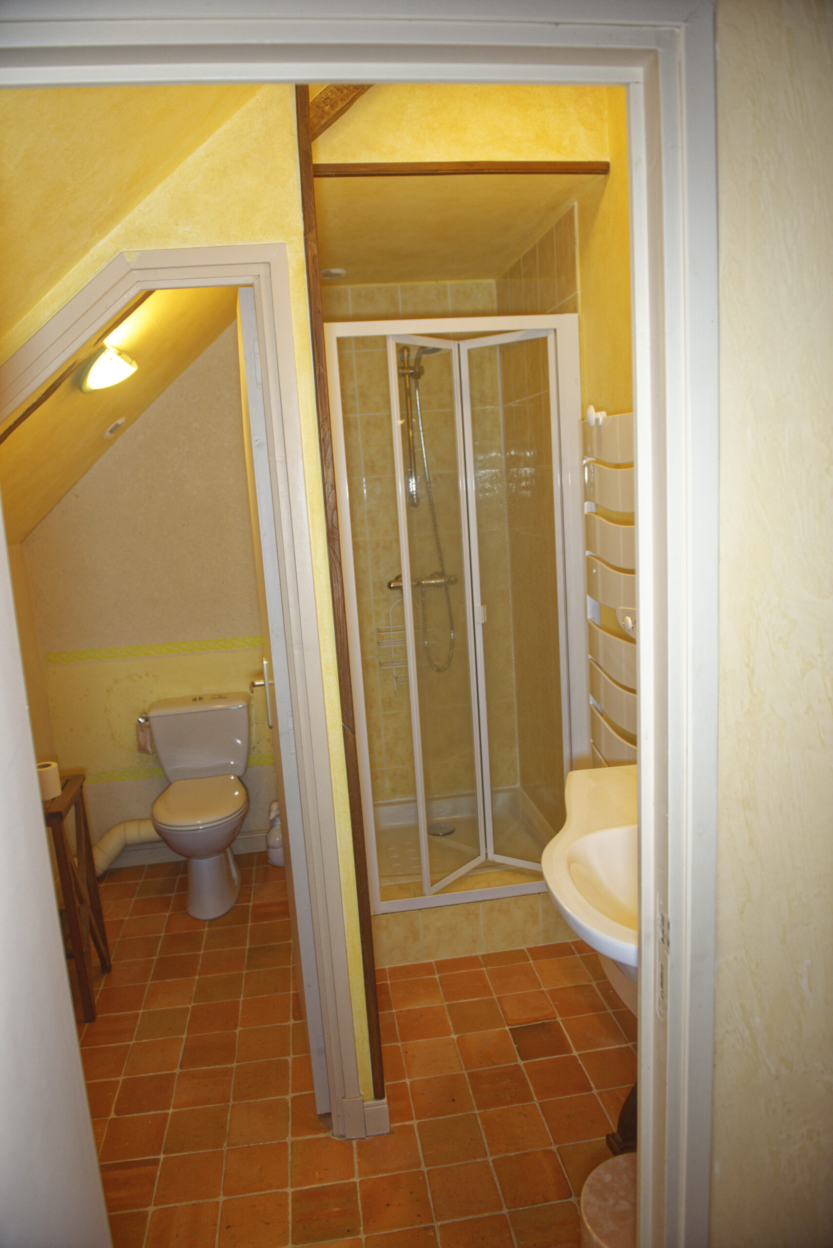 salle d'eau chambre jaune